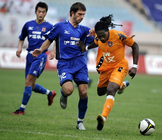 足球意甲射手榜竞争激烈，三人同进12球并列领跑（意甲射手榜白热化：三人各入12球并列榜首）