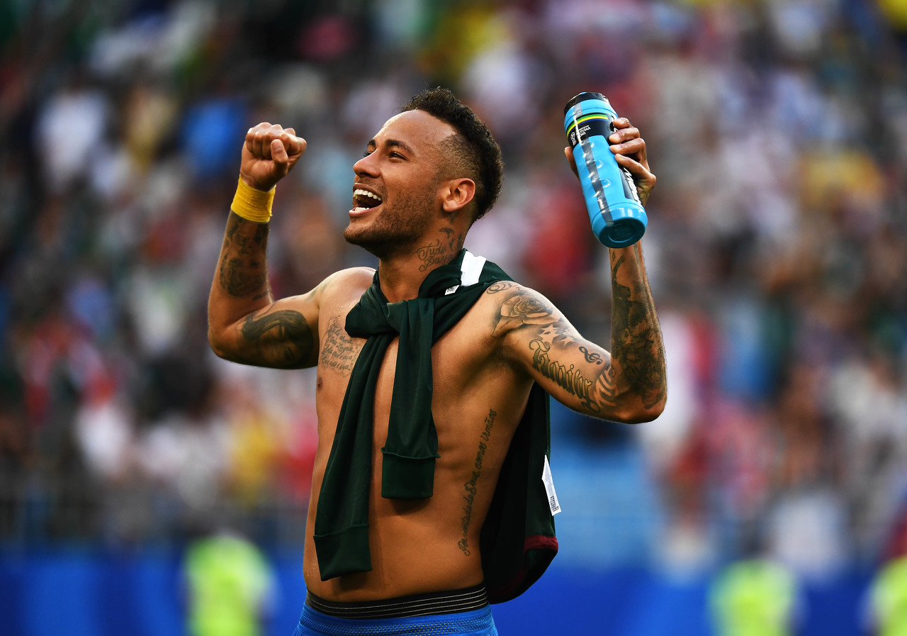 德媒：由于手指受伤，诺伊尔近两场都佩戴特制的四指手套参赛