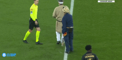 咪咕前方！@胡金秋21 手持冠军鼎登场，@浙江广厦篮球俱乐部 新赛季出征仪式